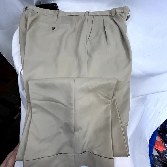 IZOD Golf Pants Men's 38x32 NWT beige front pleat back pocket buttons Metrix fit - Picture 4 of 9